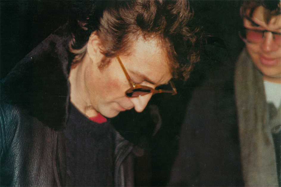 Альбом Леннона с автографом для его убийцы выставили на продажу