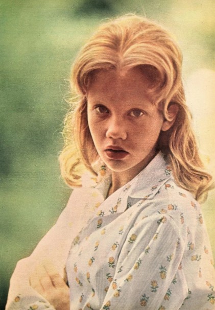 Хейли Миллс – британская актриса.Актёрская карьера Хейли Миллс началась в детстве. В 13 лет известность ей принесла роль в американском фильме "Тигровая бухта", за которую она получила молодёжную премию BAFTA. В 1961 году роль девочки-сироты в диснеевском фильме "Поллианна" принесла Миллс огромную популярность в Америке и "Оскар" в номинации «Молодёжная награда». В том же году Миллс стала обладательницей "Золотого глобуса" в номинации "Новая звезда года". В 1960-е годы Миллс снялась в шести фильмах Walt Disney, все они имели успех в прокате. На этот период пришёлся пик карьеры Миллс — критики называли её самой любимой детской кинозвездой в Америке. После окончания контракта с Walt Disney, Миллс вернулась в Англию, где продолжила исполнять роли в кино. В конце 1960-х годов Миллс начала театральную карьеру, а с конца 1970-х стала регулярно сниматься в телевизионных фильмах.