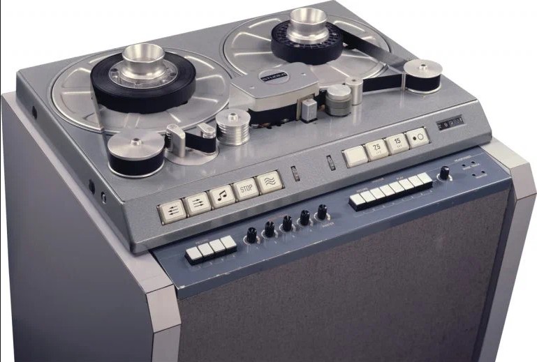 Четырёхдорожечный магнитофон Studer J37.В 1967 году Битлз выбрали магнитофон Studer J37 для записи своего альбома «Sgt. Pepper’s Lonely Hearts Club Band».