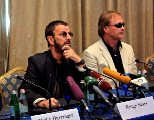 Ринго Старр и его группа All Starr Band получили подарок от Beatles.ru (видео)